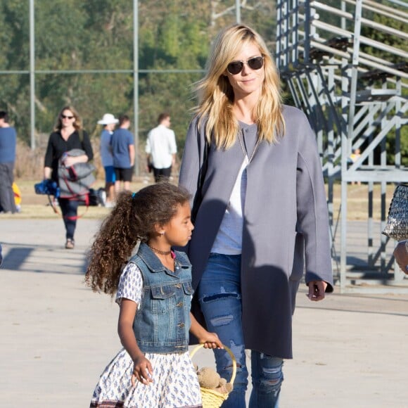 Heidi Klum et Seal se retrouvent en famille pour soutenir leur fils Johan lors d'un match de football à Brentwood. Lou, Leni et Henri sont de la partie! Le 14 novembre 2015