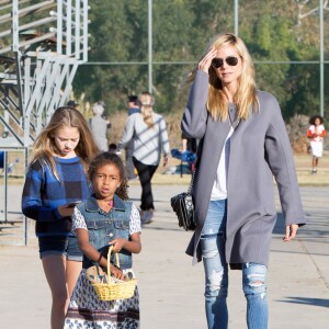 Heidi Klum et Seal se retrouvent en famille pour soutenir leur fils Johan lors d'un match de football à Brentwood. Lou, Leni et Henri sont de la partie! Le 14 novembre 2015