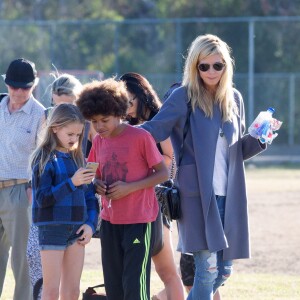 Heidi Klum et Seal se retrouvent en famille pour soutenir leur fils Johan lors d'un match de football à Brentwood. Lou, Leni et Henri sont de la partie! Le 14 novembre 2015