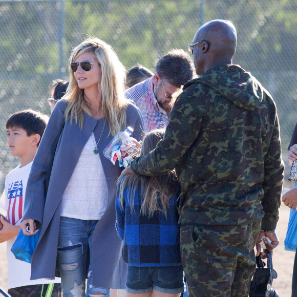 Heidi Klum et Seal se retrouvent en famille pour soutenir leur fils Johan lors d'un match de football à Brentwood. Lou, Leni et Henri sont de la partie! Le 14 novembre 2015