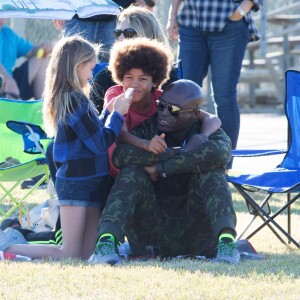 Heidi Klum et Seal se retrouvent en famille pour soutenir leur fils Johan lors d'un match de football à Brentwood. Lou, Leni et Henri sont de la partie! Le 14 novembre 2015