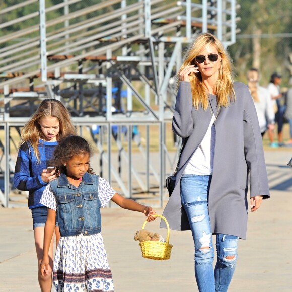 Heidi Klum et Seal se retrouvent en famille pour soutenir leur fils Johan lors d'un match de football à Brentwood. Lou, Leni et Henri sont de la partie! Le 14 novembre 2015