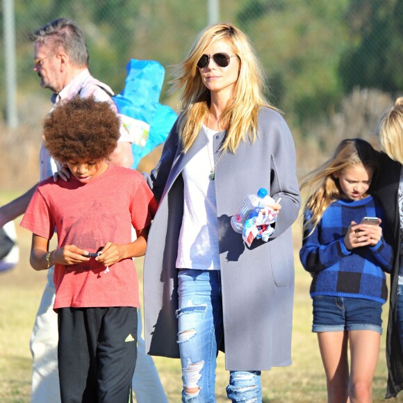 Heidi Klum et Seal se retrouvent en famille pour soutenir leur fils Johan lors d'un match de football à Brentwood. Lou, Leni et Henri sont de la partie! Le 14 novembre 2015