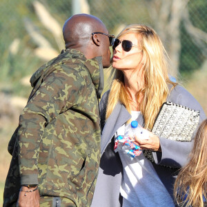 Heidi Klum et Seal se retrouvent en famille pour soutenir leur fils Johan lors d'un match de football à Brentwood. Lou, Leni et Henri sont de la partie! Le 14 novembre 2015