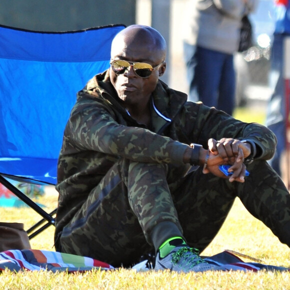 Heidi Klum et Seal se retrouvent en famille pour soutenir leur fils Johan lors d'un match de football à Brentwood. Lou, Leni et Henri sont de la partie! Le 14 novembre 2015