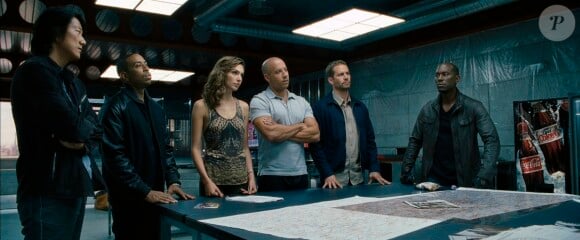 Vin Diesel et Paul Walker entouré de leur team dans Fast & Furious 6