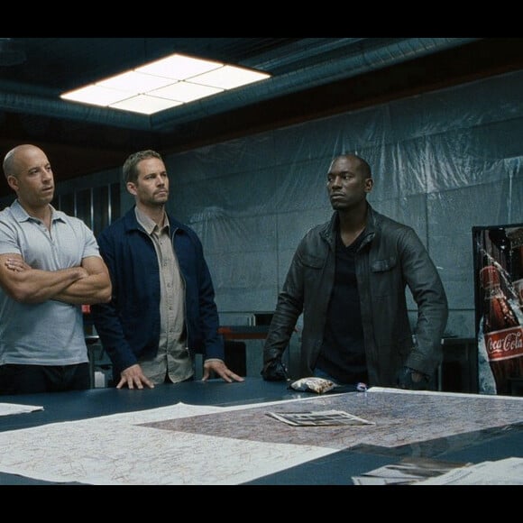 Vin Diesel et Paul Walker entouré de leur team dans Fast & Furious 6