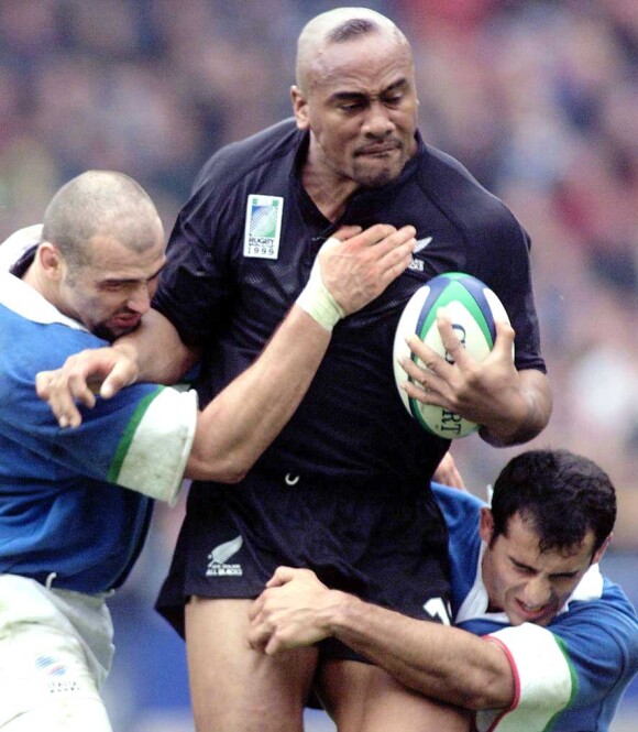 Jonah Lomu lors d'une rencontre entre la Nouvelle-Zélande et l'Iralie à Huddersfield le 14 octobre 1999