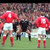 Jonah Lomu lors du Haka avant la rencontre entre la Nouvelle-Zélande et le Pays de Galles le 19 novembre 1997 à Wembley