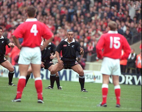 Jonah Lomu lors du Haka avant la rencontre entre la Nouvelle-Zélande et le Pays de Galles le 19 novembre 1997 à Wembley