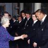 La reine Elizabeth II et Jonah Lomu à Buckhingham Palace le 26 novembre 1997 à Londres