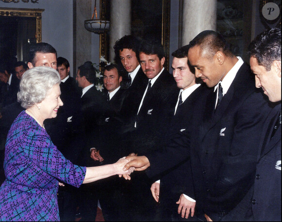 La reine Elizabeth II et Jonah Lomu à Buckhingham Palace le 26 novembre 1997 à Londres