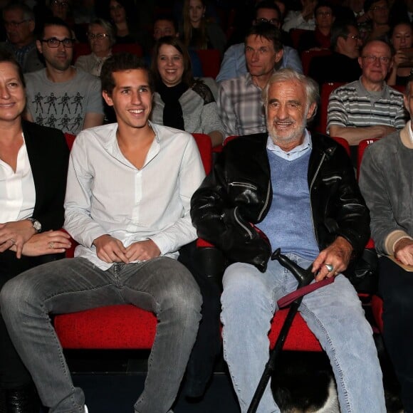 Luana Belmondo, Victor Belmondo, son grand-pére, Jean-Paul Belmondo et son pére Paul Belmondo - Présentation du documentaire Belmondo par Belmondo au cinéma Pathé Bellecour lors de la 7e édition du Festival Lumiére de Lyon le 13 octobre 2015. Le festival Lumière 2015 a programmé en avant-première le documentaire que Paul Belmondo a eu envie d'offrir à son père Jean-Paul.