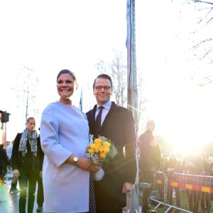 La princesse Victoria de Suède, enceinte (habillée une fois encore en Seraphine), et son mari le prince Daniel étaient le 18 novembre 2015 en visite dans la province du Värmland, sur le thème notamment de la politique migratoire.