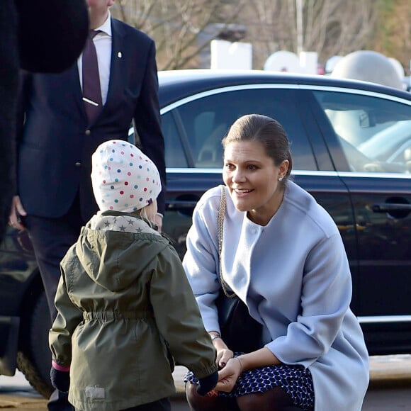 La princesse Victoria de Suède, enceinte (habillée une fois encore en Seraphine), et son mari le prince Daniel étaient le 18 novembre 2015 en visite dans la province du Värmland, sur le thème notamment de la politique migratoire.