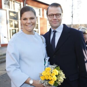 La princesse Victoria de Suède, enceinte (habillée une fois encore en Seraphine), et son mari le prince Daniel étaient le 18 novembre 2015 en visite dans la province du Värmland, sur le thème notamment de la politique migratoire.