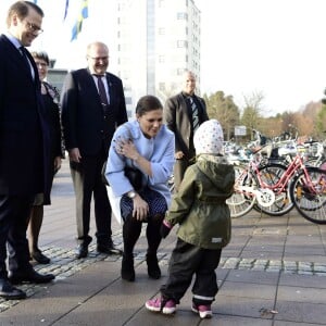 La princesse Victoria de Suède, enceinte (habillée une fois encore en Seraphine), et son mari le prince Daniel étaient le 18 novembre 2015 en visite dans la province du Värmland, sur le thème notamment de la politique migratoire.