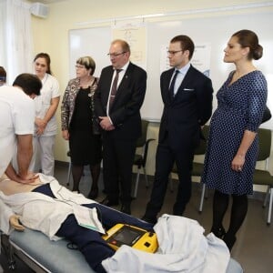 La princesse Victoria de Suède, enceinte (habillée une fois encore en Seraphine), et son mari le prince Daniel étaient le 18 novembre 2015 en visite dans la province du Värmland, sur le thème notamment de la politique migratoire.