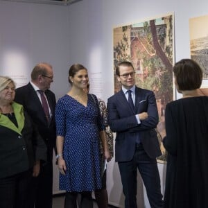 La princesse Victoria de Suède, enceinte (habillée une fois encore en Seraphine), et son mari le prince Daniel étaient le 18 novembre 2015 en visite dans la province du Värmland, sur le thème notamment de la politique migratoire.