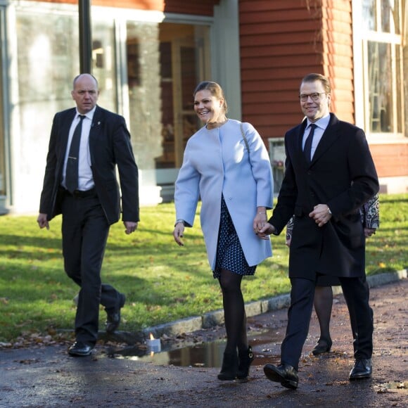 La princesse Victoria de Suède, enceinte (habillée une fois encore en Seraphine), et son mari le prince Daniel étaient le 18 novembre 2015 en visite dans la province du Värmland, sur le thème notamment de la politique migratoire.