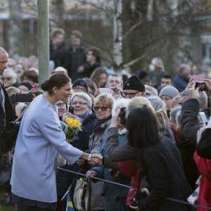 La princesse Victoria de Suède, enceinte (habillée une fois encore en Seraphine), et son mari le prince Daniel étaient le 18 novembre 2015 en visite dans la province du Värmland, sur le thème notamment de la politique migratoire.