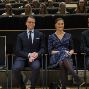 La princesse Victoria de Suède, enceinte (habillée une fois encore en Seraphine), et son mari le prince Daniel étaient le 18 novembre 2015 en visite dans la province du Värmland, sur le thème notamment de la politique migratoire.