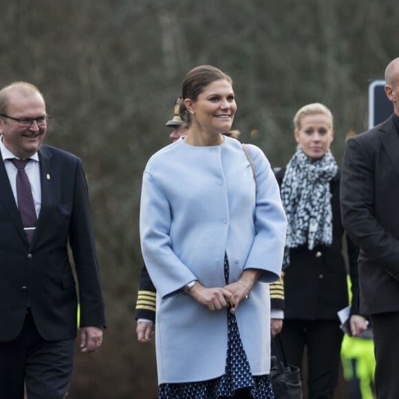 La princesse Victoria de Suède, enceinte (habillée une fois encore en Seraphine), et son mari le prince Daniel étaient le 18 novembre 2015 en visite dans la province du Värmland, sur le thème notamment de la politique migratoire.