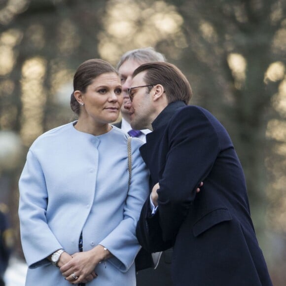 La princesse Victoria de Suède, enceinte (habillée une fois encore en Seraphine), et son mari le prince Daniel étaient le 18 novembre 2015 en visite dans la province du Värmland, sur le thème notamment de la politique migratoire.