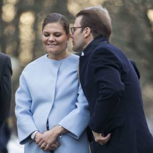 La princesse Victoria de Suède, enceinte (habillée une fois encore en Seraphine), et son mari le prince Daniel étaient le 18 novembre 2015 en visite dans la province du Värmland, sur le thème notamment de la politique migratoire.