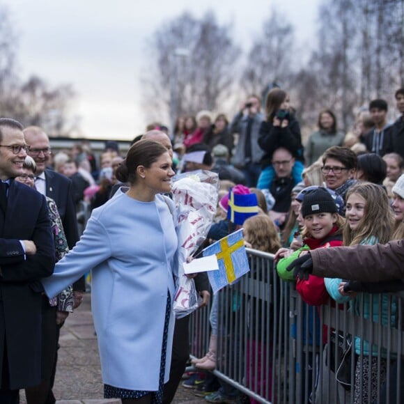 La princesse Victoria de Suède, enceinte (habillée une fois encore en Seraphine), et son mari le prince Daniel étaient le 18 novembre 2015 en visite dans la province du Värmland, sur le thème notamment de la politique migratoire.