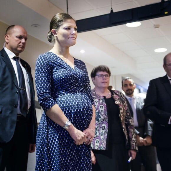 La princesse Victoria de Suède, enceinte (habillée une fois encore en Seraphine), et son mari le prince Daniel étaient le 18 novembre 2015 en visite dans la province du Värmland, sur le thème notamment de la politique migratoire.