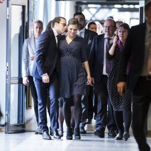 La princesse Victoria de Suède, enceinte (habillée une fois encore en Seraphine), et son mari le prince Daniel étaient le 18 novembre 2015 en visite dans la province du Värmland, sur le thème notamment de la politique migratoire.