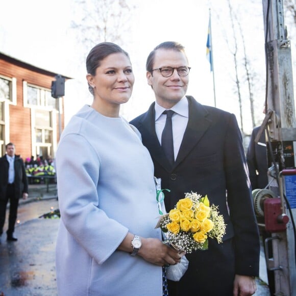 La princesse Victoria de Suède, enceinte (habillée une fois encore en Seraphine), et son mari le prince Daniel étaient le 18 novembre 2015 en visite dans la province du Värmland, sur le thème notamment de la politique migratoire.