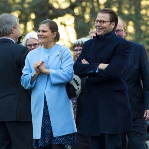 La princesse Victoria de Suède, enceinte (habillée une fois encore en Seraphine), et son mari le prince Daniel étaient le 18 novembre 2015 en visite dans la province du Värmland, sur le thème notamment de la politique migratoire.