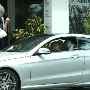 Exclusif - Chloë Grace Moretz attend dans sa voiture, une Mercedes, un ami, devant chez Beverly Glen Deli. Beverly Hills, le 17 mai 2015