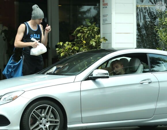 Exclusif - Chloë Grace Moretz attend dans sa voiture, une Mercedes, un ami, devant chez Beverly Glen Deli. Beverly Hills, le 17 mai 2015