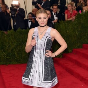 Chloë Grace Moretz - Soirée Costume Institute Gala 2015 (Met Ball) au Metropolitan Museum célébrant l'ouverture de Chine: à travers le miroir à New York, le 4 mai 2015.