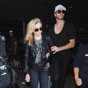 Chloe Grace Moretz et son frère Trevor arrivent à l'aéroport de LAX à Los Angeles en provenance de Paris, le 12 mars 2015