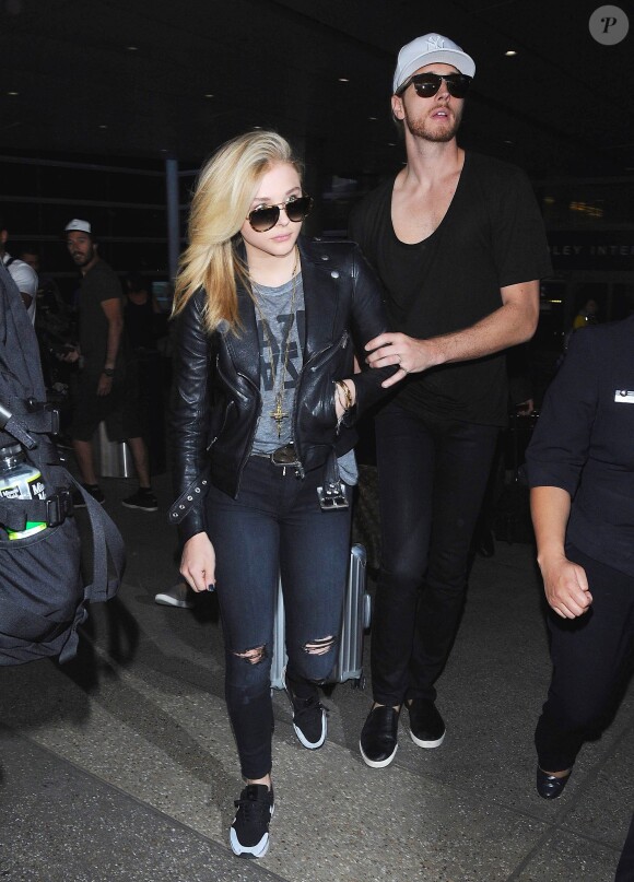 Chloe Grace Moretz et son frère Trevor arrivent à l'aéroport de LAX à Los Angeles en provenance de Paris, le 12 mars 2015