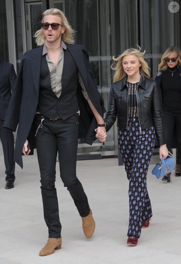 Chloë Grace Moretz et son frère Trevor Duke Moretz - Sorties du défilé de mode "Louis Vuitton", collection prêt-à-porter automne-hiver 2015/2016 à la fondation Louis Vuitton à Paris le 11 mars 2015