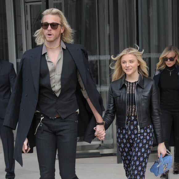 Chloë Grace Moretz et son frère Trevor Duke Moretz - Sorties du défilé de mode "Louis Vuitton", collection prêt-à-porter automne-hiver 2015/2016 à la fondation Louis Vuitton à Paris le 11 mars 2015