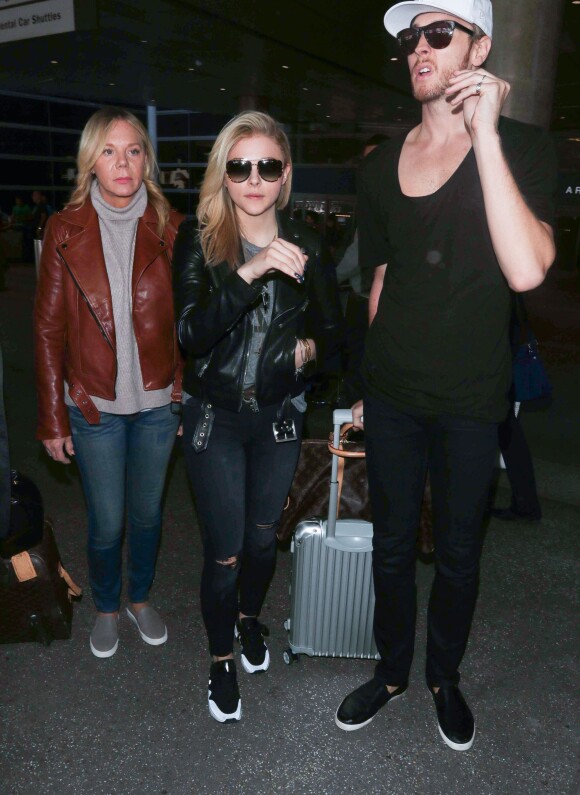 Chloë Grace Moretz avec son frère Trevor et sa mère Teri à Los Angeles, le 12 mars 2015.