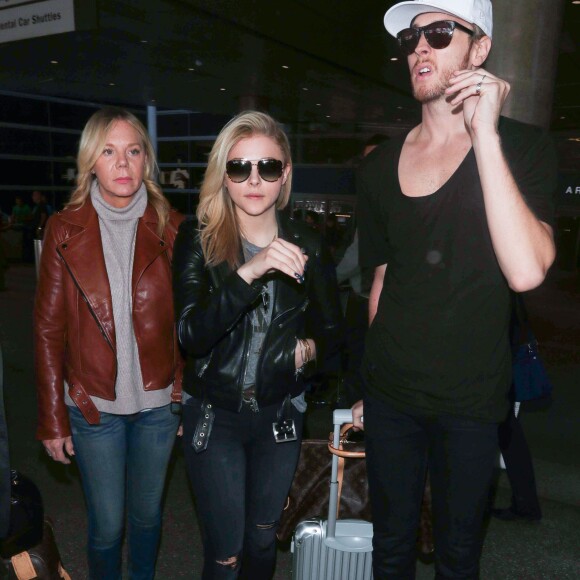 Chloë Grace Moretz avec son frère Trevor et sa mère Teri à Los Angeles, le 12 mars 2015.