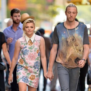 Chloë Grace Moretz tient la main de son frère Trevor Duke Moretz alors qu'elle se rend à la première de son film à New York, le 18 août 2014.