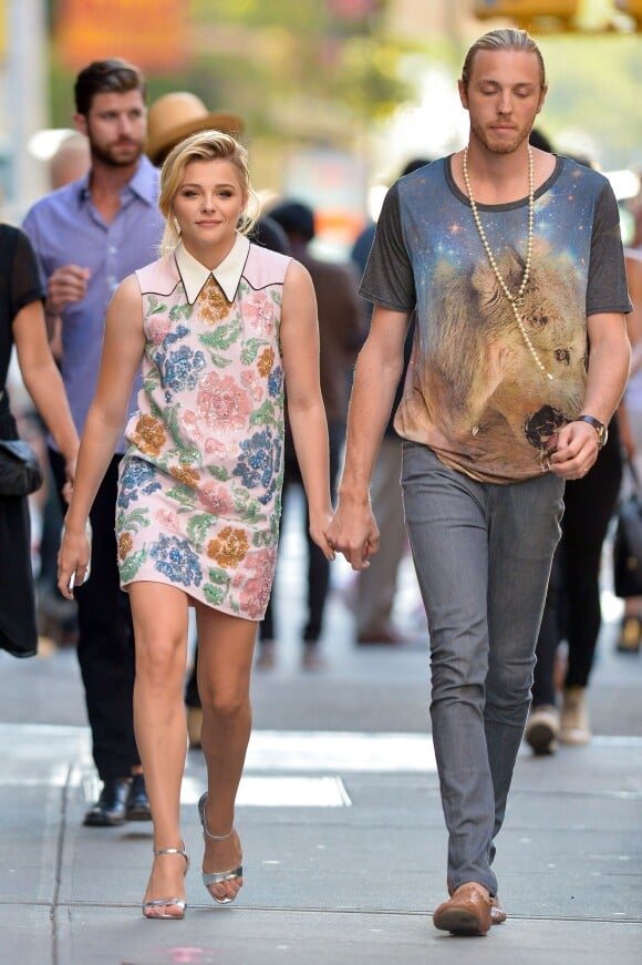 Chloë Grace Moretz tient la main de son frère Trevor Duke Moretz alors qu'elle se rend à la première de son film à New York, le 18 août 2014.