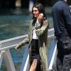 Kendall Jenner à Sydney, porte un trench-coat kaki Forever 21, un body blanc et une jupe lacée Kendall + Kylie pour Forever New, et de chaussures Vera Wang (collection printemps-été 2016). Le 17 novembre 2015.