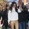 Selena Gomez à New York, porte un pull à col roulé Victor Glemaud, un legging Wolford, des chaussures Jimmy Choo et un sac Michael Kors Collection (modèle Gracie). Le 10 novembre 2015.