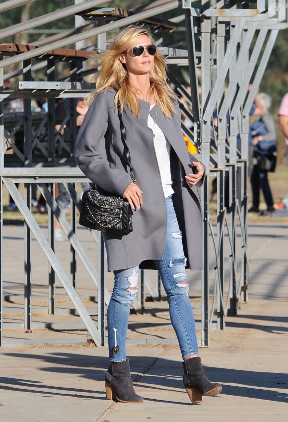 Heidi Klum à Brentwood, Los Angeles, porte un sac Chanel, un jean paper denim & cloth et des bottines rag & bone. Le 14 novembre 2015.