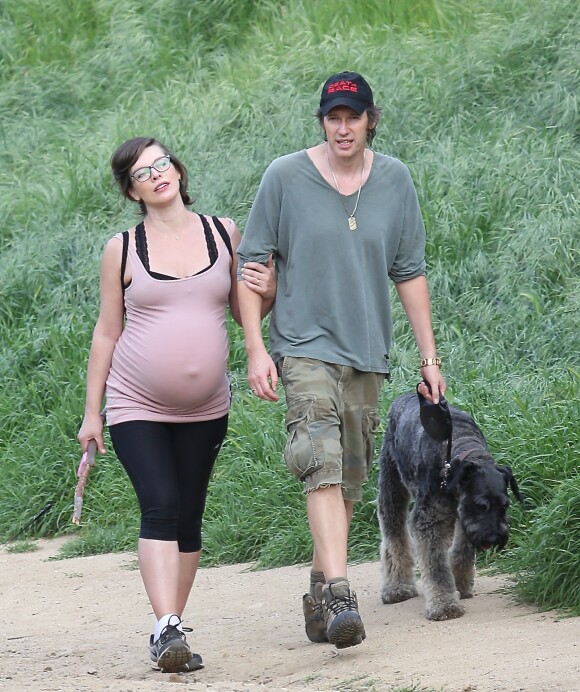 Milla Jovovich enceinte se promène avec son mari à Los Angeles. MArs 2015