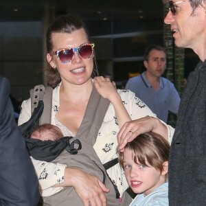 Milla Jovovich, son mari et leurs deux filles Ever et Dashiel arrivent à l'aéroport de LAX à Los Angeles, le 19 juin 2015, où ils viennent de se poser.